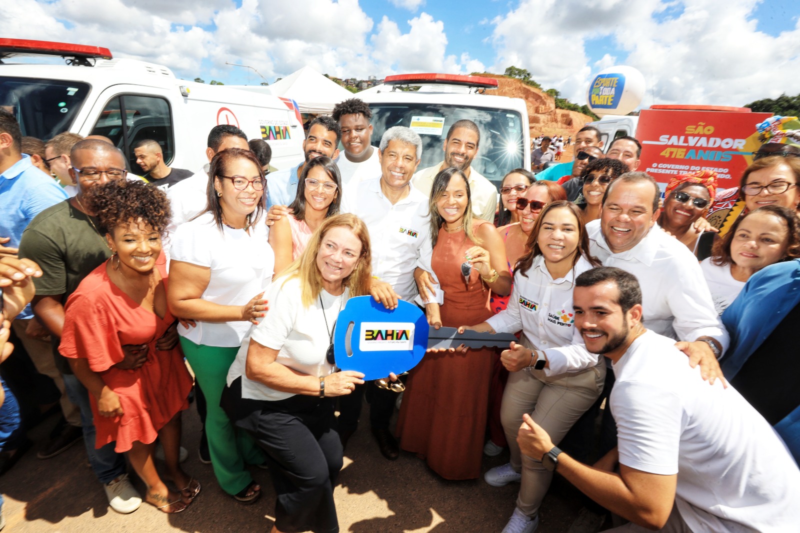 Jerônimo Rodrigues visita Feira Saúde Mais Perto, em Cajazeiras, e entrega ambulâncias para unidades de saúde da região